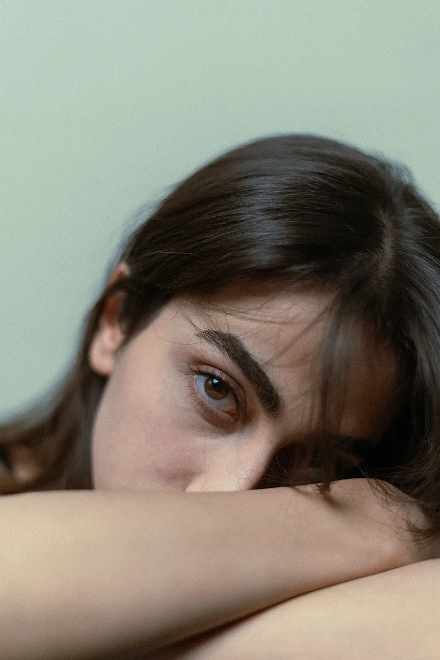 Gesicht einer jungen Frau mit Fokus auf dem Auge